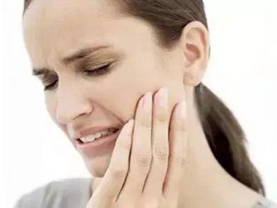 吃瓜口干咽喉发紧