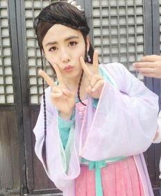 大学男扮女装吃瓜,男扮女装引发热议，大学生吃瓜现场揭秘