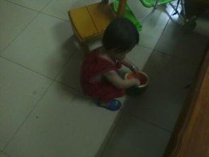 小孩吃大瓜视频,小宝贝挑战大瓜，萌态十足引欢笑