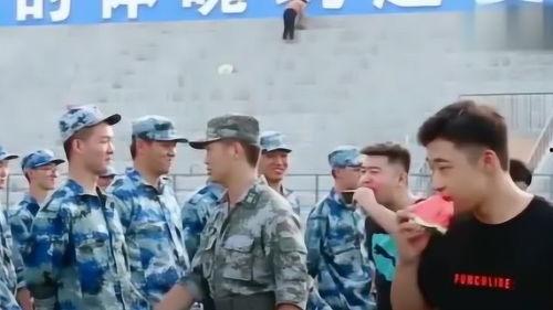 最新的吃瓜军训,吃瓜大军集结，校园生活趣味横生