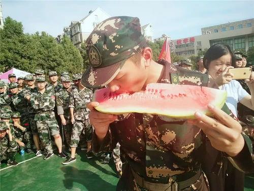 最新的吃瓜军训,吃瓜大军集结，校园生活趣味横生